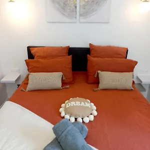 https://luxueux-petit-cocon-sur-le-port-de-saint-goustan.inbrittany.com